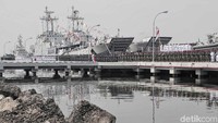 Untuk mengantisipasi ancaman-ancaman tersebut Siwi pun mengajak seluruh personil dalam jajaran koarmada untuk bersatu mengamankan dan melindungi wilayah laut Indonesia.