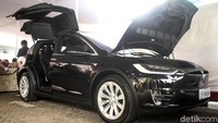 Tesla Model X ini telah dilengkapi dengan berbagai teknologi canggih sebut saja fitur Autopilot.