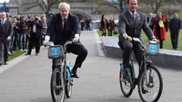 Saat 2011, Walikota London Boris Johnson bersepeda dengan Arnold Schwarzenegger. Di sini kelihatan sekali tubuhnya masih bugar. (Foto: Oli Scarff/Getty Images)