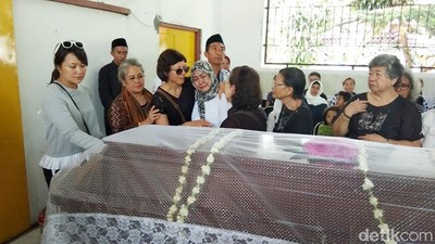 Prosesi Kremasi Nh Dini hingga Kemesraan Chicco Jerikho dan Putri Marino