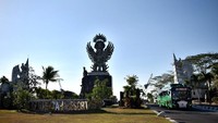 Dia menambahkan, skema yang akan digunakan dengan pemerintah Jawa Tengah adalah pihak Bakrie menyediakan sistem dan unit bus. Jadi kita itu tidak menjual bus, tapi jual sistem transportasinya. Kita mulai hitung per hari butuhnya berapa bus dan berapa kilometer, jadi seperti taksi kita akan dibayarnya, jelas dia. Istimewa/Dok. BNBR.