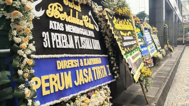 Pekerjanya Tewas Ditembak, Kantor Istaka Karya Ramai Karangan Bunga