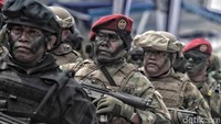 Para pasukan TNI AL itu pun turut membawa serta senjata mereka saat melakukan defile di Hari Armada RI 2018.