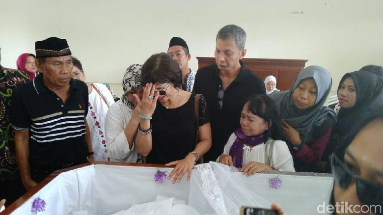 Tangis Putri dan Sopir Mengantar Kepergian Nh Dini Foto: Angling Adhitya Purbaya/ detikHOT Tangis Putri dan Sopir Mengantar Kepergian Nh Dini Foto: Angling Adhitya Purbaya/ detikHOT