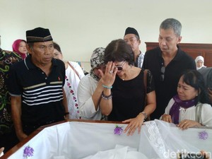 Tangis Putri dan Sopir Mengantar Kepergian Nh Dini