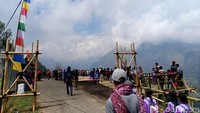 Berlokasi di ketinggi sekitar 2.000 mdpl, bukit ini banyak dikunjungi kalangan milenial (M Rofiq/detikTravel)
