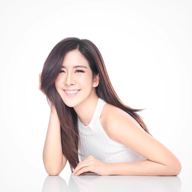 Senyumannya sangat manis, puji netizen @kevinho671111 di foto Instagram Punchisa. Cantik dan tubuhnya ideal para wanita, puji netizen lainnya. Foto: Instagram @mint_phunchisa