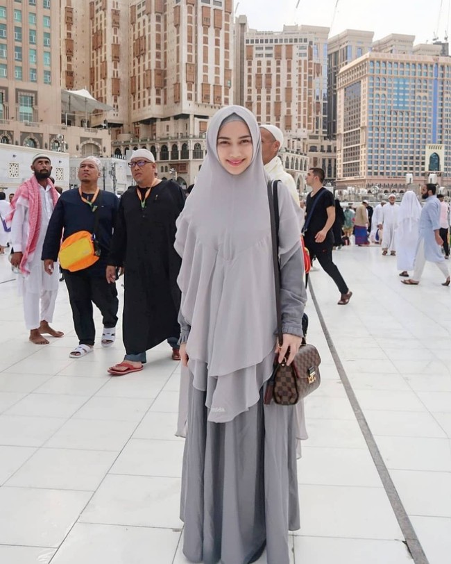 Melody memilih gamis set yang senada dengan khimar instan. Saat beribadah umrah, memang sebaiknya para wanita berpenampilan sopan dan sesuai syariat.  Foto: Instagram/MelodyLaksani92