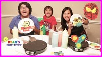 Senangnya! Ryan membuat pancake karakter bersama ayah dan bundanya. Itu dia hasil pancake buatan mereka. Foto: YouTube Ryan ToysReview