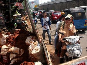 Begini Semrawutnya Kawasan Stasiun Karet