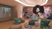 Masuk ke lobi, kita bisa melihat dekorasi interior yang instagrammable. Ada mural karya Quint dan sofa-sofa yang unik (Fitraya/detikTravel)