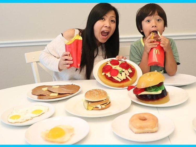 YouTuber Cilik Berpenghasilan Tertinggi Ini Suka Bikin Pizza dan Pancake