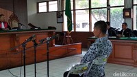 Sementara untuk Fuad Amin dan Wawan belum menjadi tersangka. Saat dilakukan OTT KPK pun, dua nama tersebut tak ada dalam selnya.