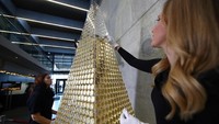 Sebuah toko emas di kota Munich, Jerman menarik perhatian masyarakat usai membuat sebuah pohon Natal yang terbuat dari tumpukan koin emas.