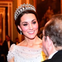 Tiara bernama Lovers Knot kembali jadi pilihan Kate Middleton untuk momen formal ini. Dihiasi berlian mewah dan mutiara, tiara ini juga menjadi favorit Putri Diana semasa hidupnya. Namun sebenarnya, tiara itu adalah milik nenek Ratu Elizabeth, Ratu Mary dari tahun 1914. Foto: Dok. Getty Images