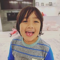 Seperti anak kebanyakan, Ryan sangat suka membicarakan mainan. Namun bedanya, Ryan bisa menghasilkan miliaran rupiah dari hobinya tersebut. Melalui akun YouTube-nya, Ryan ToysReview, bocah tersebut telah mendulang keuntungan. Foto: Instagram @ryansfamilyreview