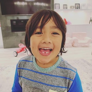 Review Mainan, Ini Bocah 7 Tahun yang Hasilkan Rp 316 M dari YouTube Review Mainan, Ini Bocah 7 Tahun yang Hasilkan Rp 316 M dari YouTube
