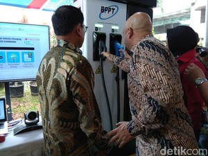 Moeldoko dan Menhub Resmikan Tempat Ngecas Mobil Listrik di BPPT