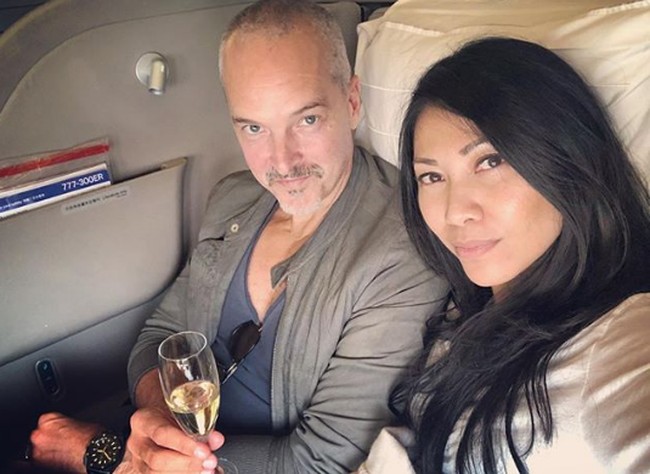 Anggun C Sasmi menikah untuk keempat kalinya dengan pria berkebangsaan Prancis Christian Kretschmar pada Agustus 2018. Di pernikahannya tersebut, Anggun menikah saat usia 44 tahun.  Foto: Instagram