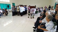 Dari pernikahannya dengan seorang diplomat Prancis Yves Coffin, Nh Dini meninggalkan dua anak, Pierre-Louis Padang Coffin dan Maire-Claire Lintang Coffin.  Foto: Nh Dini (Angling Adhitya P/detikHOT)
