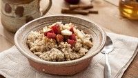 Sarapan sehat bisa santap oatmeal yang bernutrisi dan mengenyangkan. Untuk menambah rasa, bisa juga tambahkan yogurt atau madu karena kandungannya dapat membuat tubuh lebih berenergi. Foto: iStock