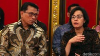 Sri Mulyani berbincang dengan Moeldoko.