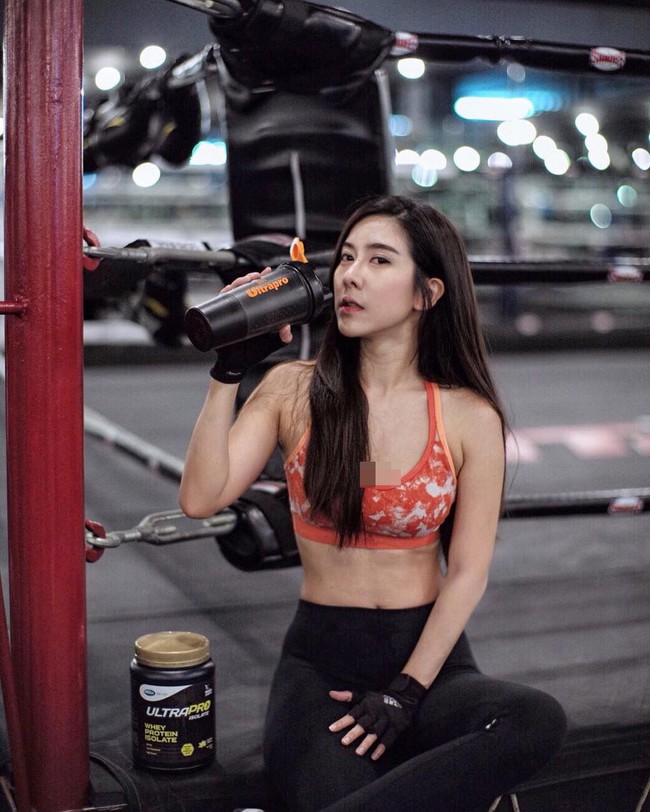 Wanita berambut panjang ini pun kerap kali membagikan potret olahraga yang ia jalani di gym demi mendapatkan tubuh yang langsing dan sehat. Foto: Instagram @mint_phunchisa
