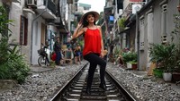Tapi para wisatawan ini seakan tidak peduli. Bagi mereka justru itulah keseruannya. Tak cuma orang lokal Vietnam saja, tapi ada turis bule juga ikutan.  (AFP/Getty Images)