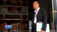 Kehadiran Daud Dharsono ke gedung KPK untuk diperiksa tim penyidik sebagai saksi untuk tersangka Edy Sapurta Suradja yang terjerat kasus suap anggota DPRD Kalimantan Tengah (Kalteng).