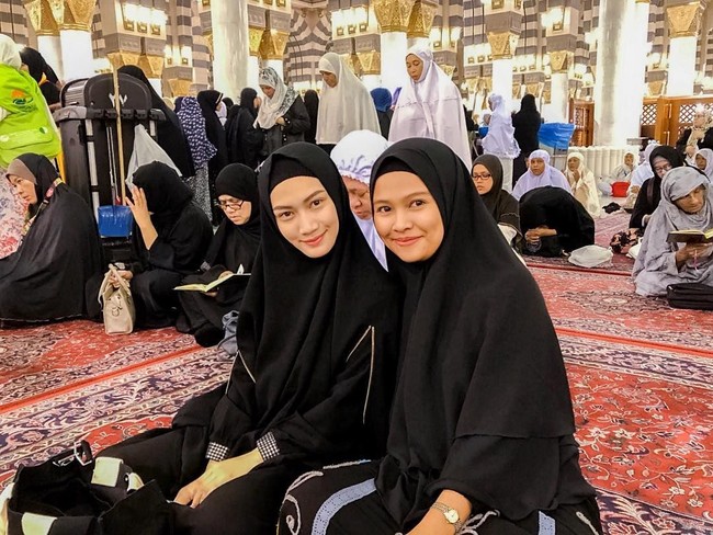Begitupun saat di masjid, Melody memakai cadar berwarna hitam. Namun, saat berfoto bersama fans, ia membuka cadar atas permintaan sang fans. Foto: Instagram/MelodyLaksani92
