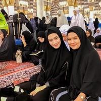 Begitupun saat di masjid, Melody memakai cadar berwarna hitam. Namun, saat berfoto bersama fans, ia membuka cadar atas permintaan sang fans. Foto: Instagram/MelodyLaksani92