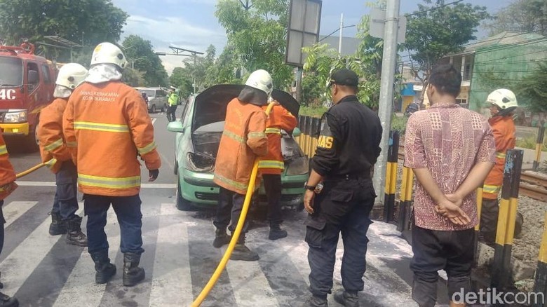 Mobil Sedan Terbakar di Simpang Tiga Taman Pelangi, 3 Penumpang Shock Mobil Sedan Terbakar di Simpang Tiga Taman Pelangi, 3 Penumpang Shock