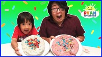 Tak hanya pizza, Ryan dan sang ayah juga pernah berlomba menghias kue. Kalau hasilnya begini, menurut kamu bagusan kuenya siapa? Foto: YouTube Ryan ToysReview