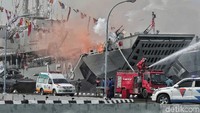 Atraksi simulasi perang pun turut ditampilkan oleh para personel gabungan TNI AL.