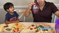 Kali ini Ryan dan sang ayah sedang mengadakan kompetisi membuat pizza. Duh, adonan pizza Ryan punya beragam topping. Mulai dari cokelat, permen jelly hingga parutan keju. Hihi Foto: YouTube Ryan ToysReview