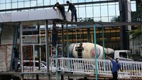 Halte TransJakarta (TransJ) di kawasan Tosari, Jakarta dibongkar, Rabu (5/12/2018).
