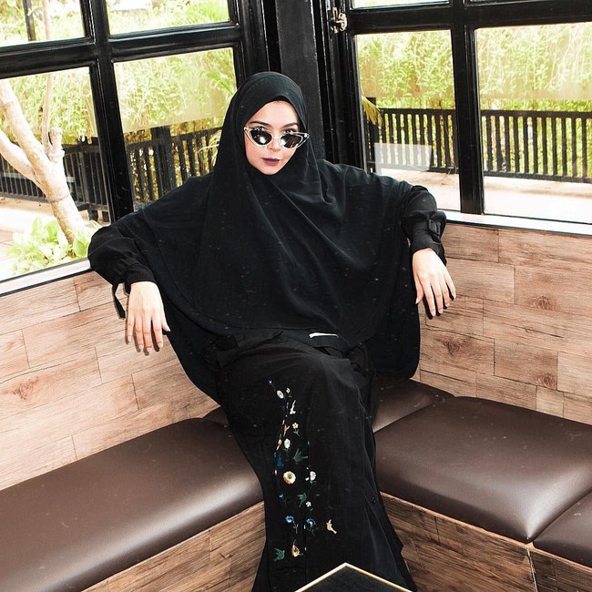 Dress dan khimar yang ia pakai dijual sepaket di website resmi Vivizubedi. Satu set khimar dan gamisnya dijual sekitar Rp 2,9 juta. Foto: Dok. Vivi Zubedi