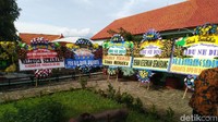 Karangan bunga dari PDS H.B Jasin Jakarta sampai Walikota Semarang juga ada di pekarangan rumah duka.  Foto: Nh Dini (Angling Adhitya P/detikHOT)