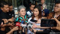 Nadya Mulya bersama sang ibunda Anne Mulya mendatangi KPK, Rabu (5/12/2018). Mereka datang untuk mengajukan diri menjadi Justice Collaborator.