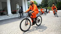 Sejumlah aktivis Wahana Lingkungan Hidup Indonesia (Walhi) menggelar aksi bersepeda di Balai Kota DKI Jakarta, Rabu (5/12/2018).