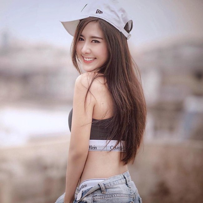 Penampilannya yang memikat dan memiliki tubuh langsing membuat Phuncisa dikagumi oleh banyak netizen terutama pria. Foto: Instagram @mint_phunchisa