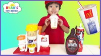 Karena masuk dalam kategori mainan, Ryan juga pernah mencoba mainan pembuat milkshake milik McDonalds. Gimana rasanya, ya? Foto: YouTube Ryan ToysReview