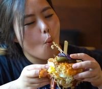 Bikin Ngiler! Ada Burger Mie yang Disajikan di Cangkir Kemasan Mie Instan