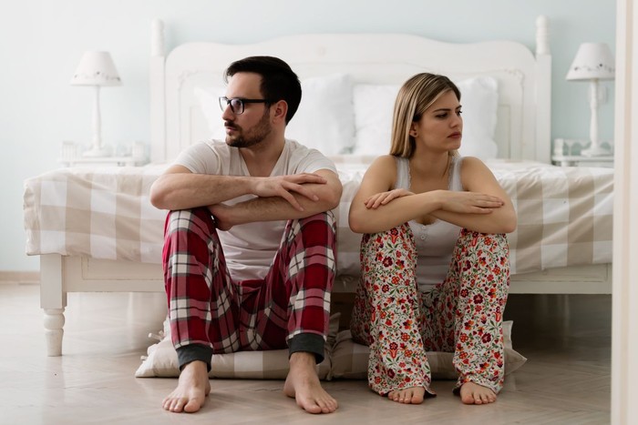 ilustrasi pernikahan Young attractive couple having problems in their relationship