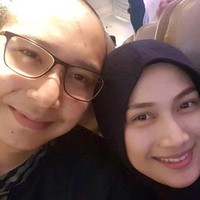 Pernikahannya pun ikut mencuri perhatian. Setelah menikah, ia dan suami menunaikan ibadah umrah ke Tanah Suci. Foto: Instagram/MelodyLaksani92