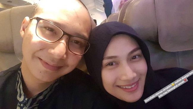 Pernikahannya pun ikut mencuri perhatian. Setelah menikah, ia dan suami menunaikan ibadah umrah ke Tanah Suci. Foto: Instagram/MelodyLaksani92