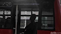Selain itu fasilitas seperti tempat duduk dan ventilasi udara sangat tidak layak.
