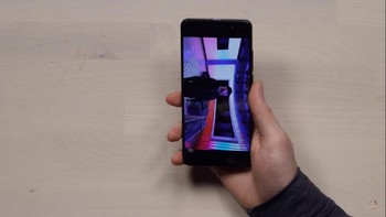 Layarnya yang berukuran 5,7 inch dengan kualias HD juga tidak buruk-buruk amat. Foto: YouTube/Unbox Therapy