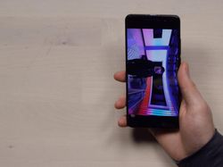 Si Penjiplak iPhone Bikin Ponsel yang Punya Proyektor