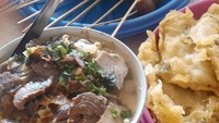 Lauk pelengkap soto ini tak beda jauh dengan soto umumnya. Tahu dan tempe goreng, sate telor puyuh, sate usus, dan lain-lain. Foto : Instagram @ekayunita_kreasiku